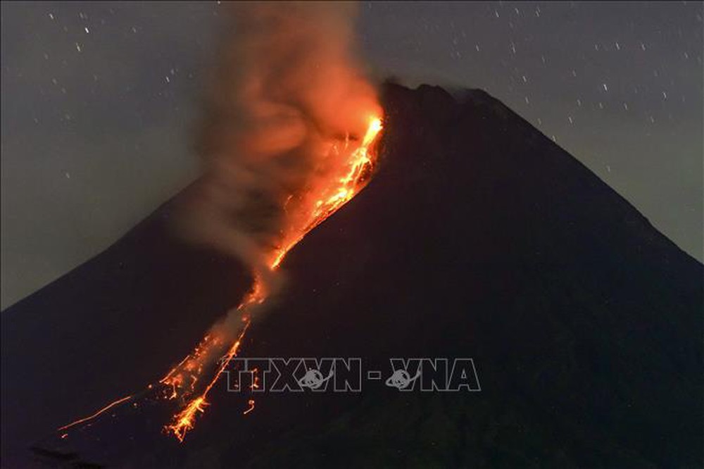 Núi lửa Merapi ở Indonesia phun trào - Ảnh 1.