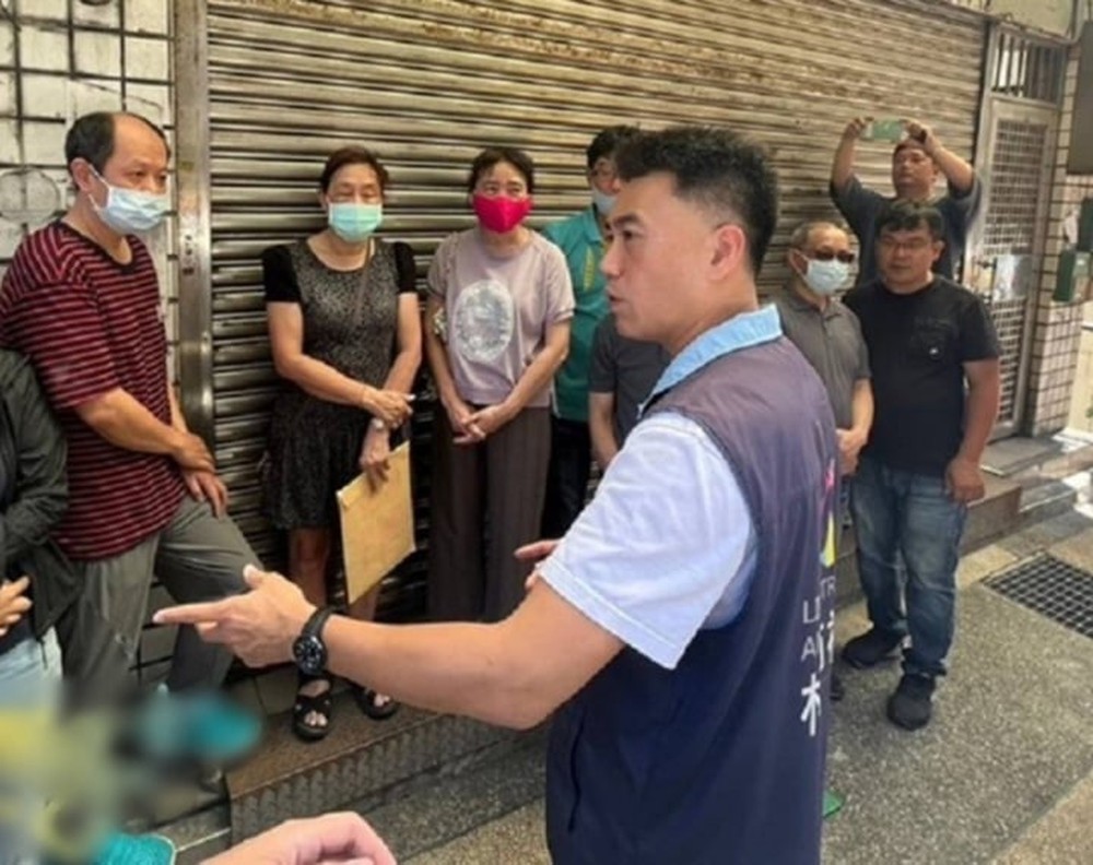 Từ chối khi trai trẻ bắt chuyện, cô gái bị đánh dã man ngay giữa đường