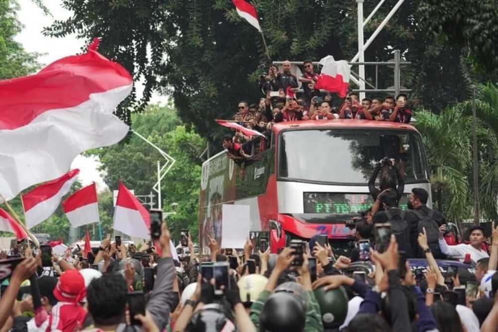 Biển người xuống phố ăn mừng U22 Indonesia vô địch SEA Games 32 - Ảnh 4.