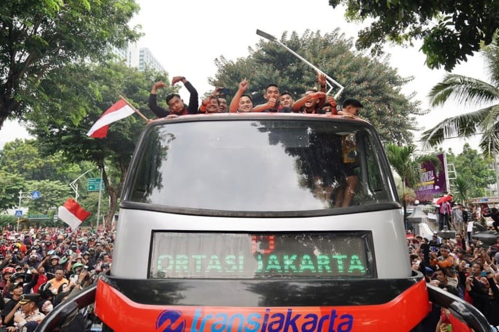 Biển người xuống phố ăn mừng U22 Indonesia vô địch SEA Games 32 - Ảnh 3.