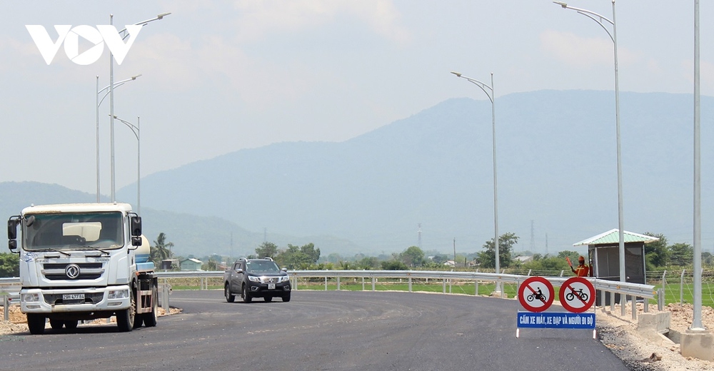 Ngày đầu thông xe tuyến cao tốc Vĩnh Hảo - Phan Thiết - Ảnh 1.