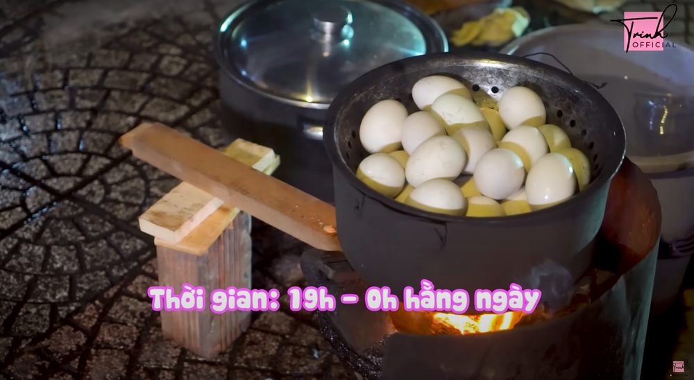 Ngọc Trinh chấp nhận chờ 30 phút mới có bàn ở quán hủ tiếu gà heo nhưng cái kết vẫn không bằng hàng cháo “có kết cấu đặc biệt”