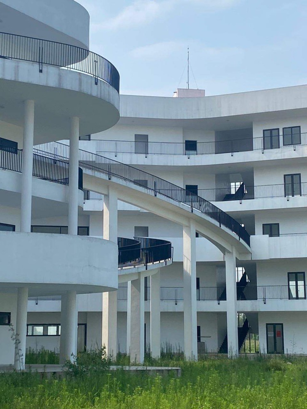 Ngôi trường cấp 3 được đầu tư gần 200 tỷ đồng, kiến trúc đẹp như mơ đứng góc nào cũng ra ảnh “sống ảo”