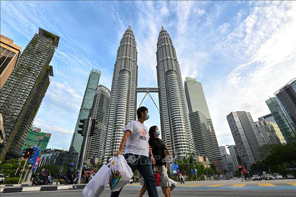 Malaysia tham vọng giành lại giới đầu tư giàu có châu Á với thị thực vàng mới - Ảnh 1.