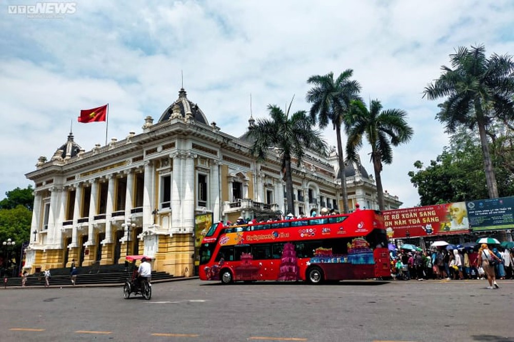 Gỡ bỏ băng rôn sai chính tả trên xe bus 2 tầng ở Hà Nội - Ảnh 3.