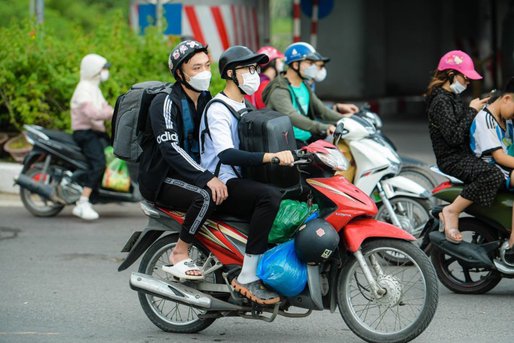 Người dân trở lại Thủ đô sớm, cửa ngõ Hà Nội ùn tắc nghiêm trọng - Ảnh 3.