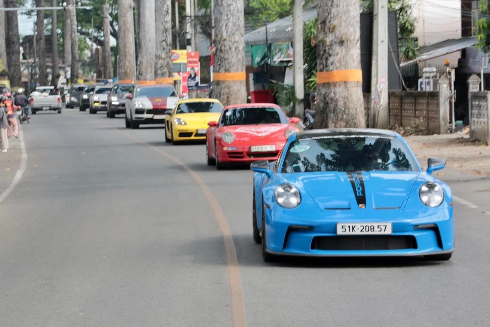 Cường Đô La lái Porsche 911 GT3 đến Bangkok: Chạy tay lái nghịch trên 100km/h, hoàn thành chặng 700km khủng nhất chuyến đi, có cảnh sát dẫn đoàn - Ảnh 2.