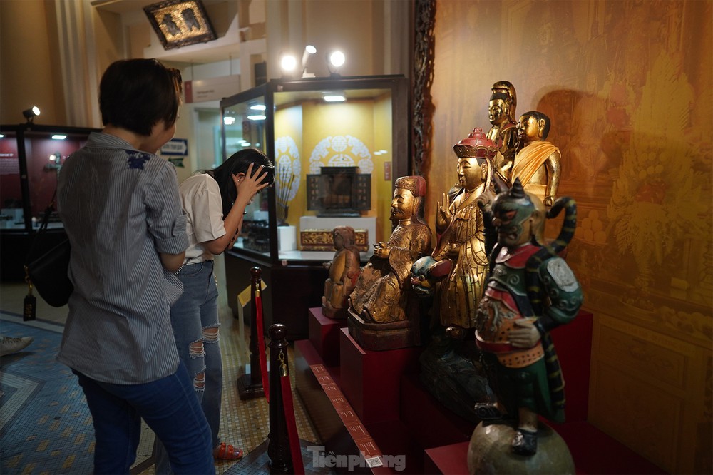 Chiêm ngưỡng những tác phẩm điêu khắc gỗ triều Nguyễn - Ảnh 1.