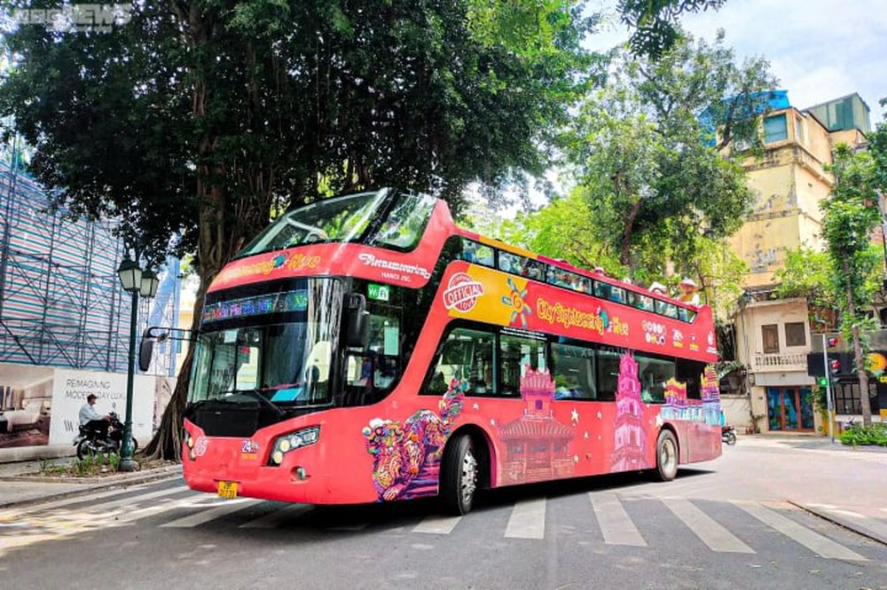 Gỡ bỏ băng rôn sai chính tả trên xe bus 2 tầng ở Hà Nội - Ảnh 1.