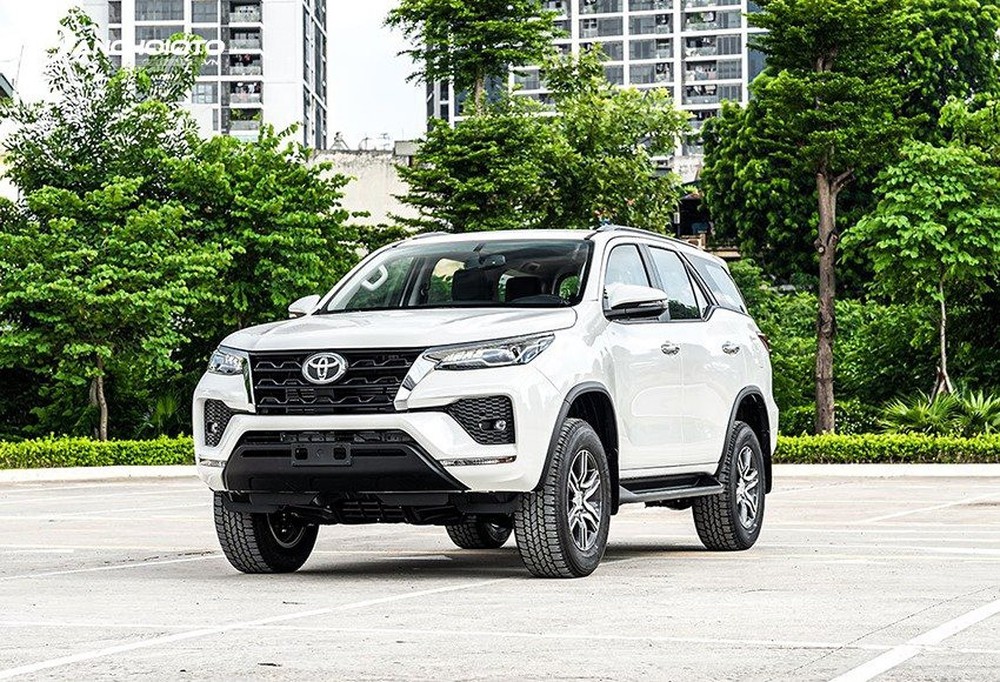 Loạt SUV 5 chỗ, SUV 7 chỗ giảm giá tới 200 triệu đồng, lần đầu tiên Fortuner ưu đãi cực tốt - Ảnh 1.