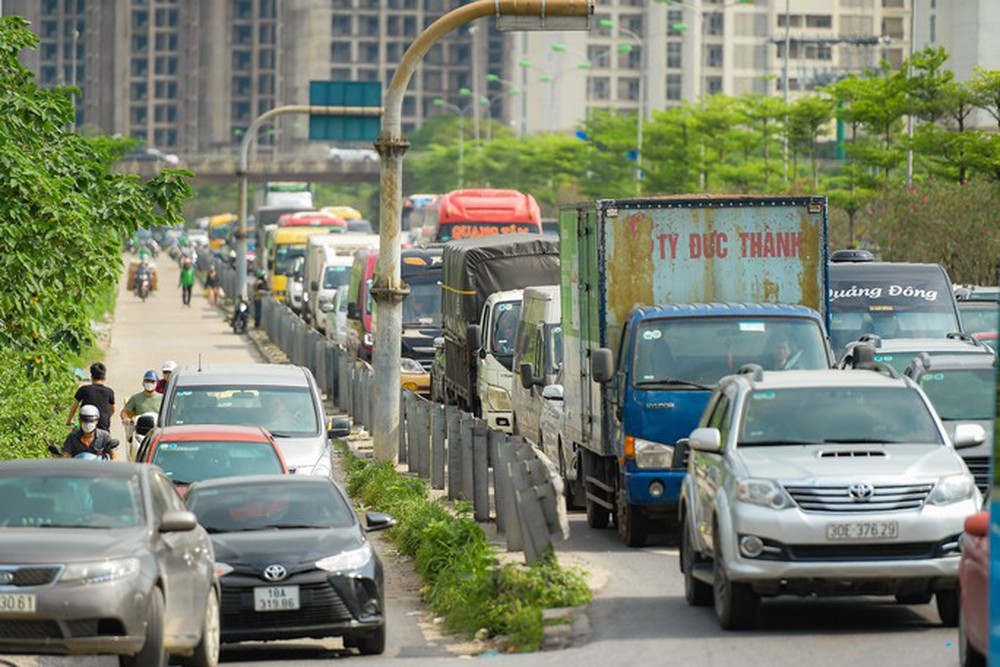 Người dân trở lại Thủ đô sớm, cửa ngõ Hà Nội ùn tắc nghiêm trọng - Ảnh 6.