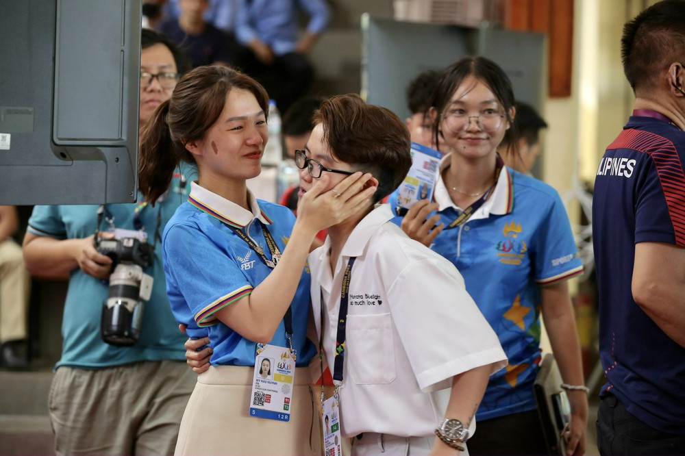 Nữ trọng tài xinh đẹp bật khóc, ôm VĐV Việt Nam ăn mừng HCV SEA Games