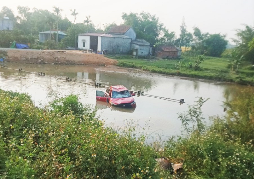 Xe ô tô bất ngờ lao xuống hồ, một người tử vong - Ảnh 1.