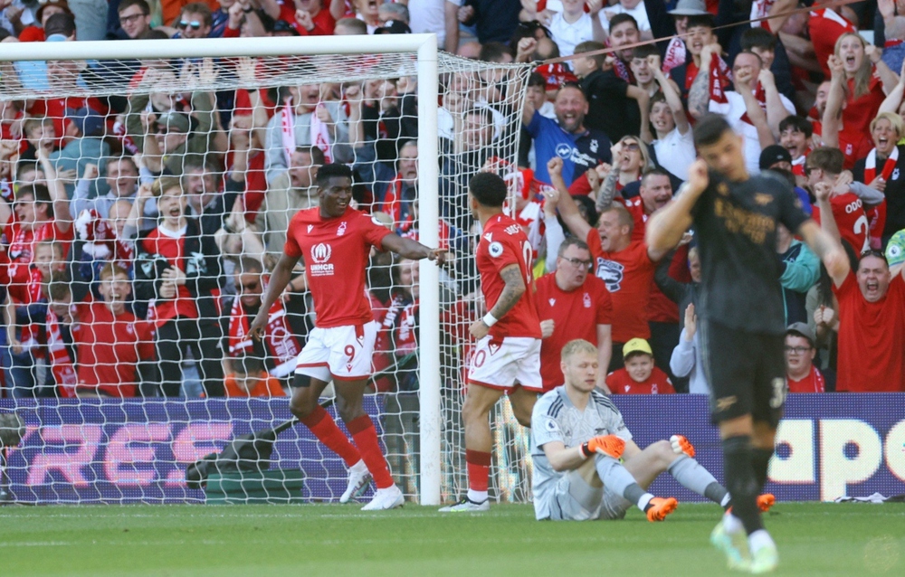 Bại trận trước tân binh, Arsenal dâng chức vô địch Ngoại hạng Anh cho Man City - Ảnh 1.