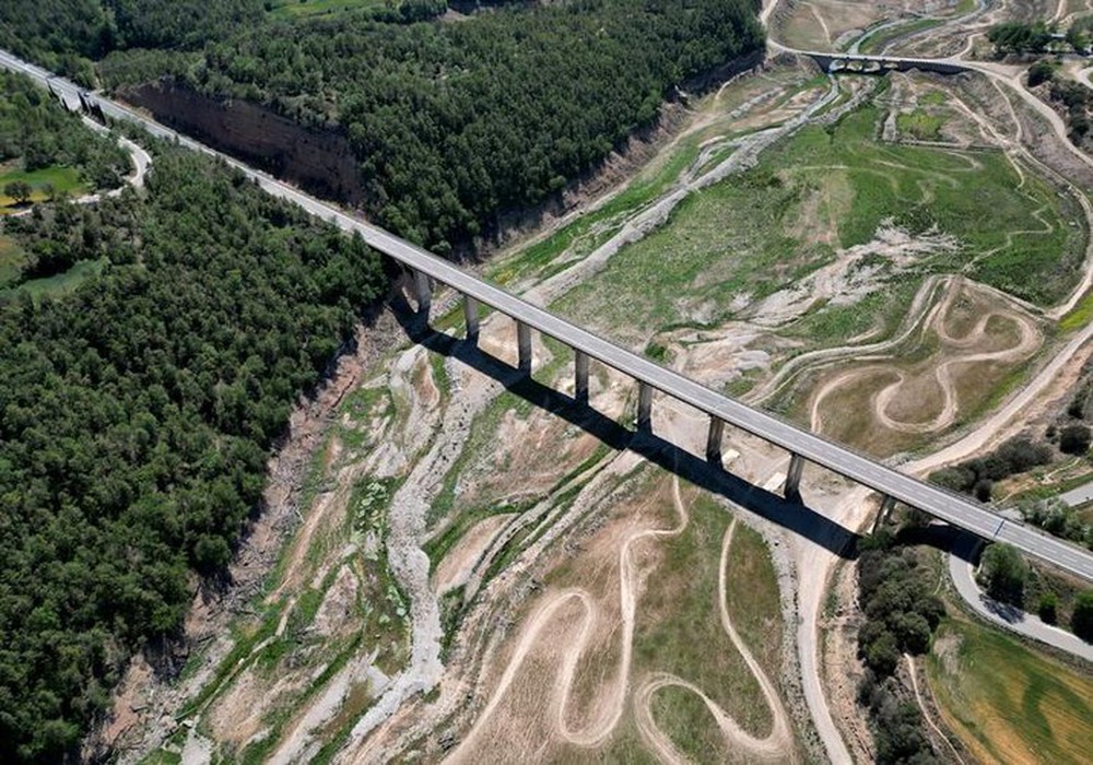 Hình ảnh đất tai nứt toác vì khô hạn ở Tây Ban Nha - Ảnh 13.