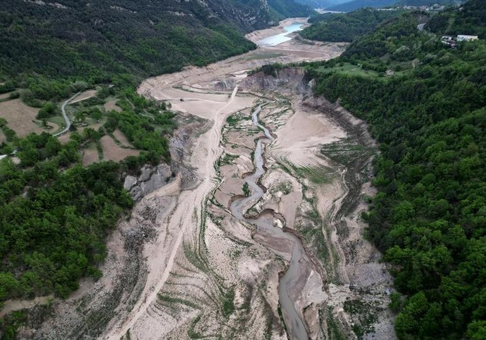 Hình ảnh đất tai nứt toác vì khô hạn ở Tây Ban Nha - Ảnh 18.