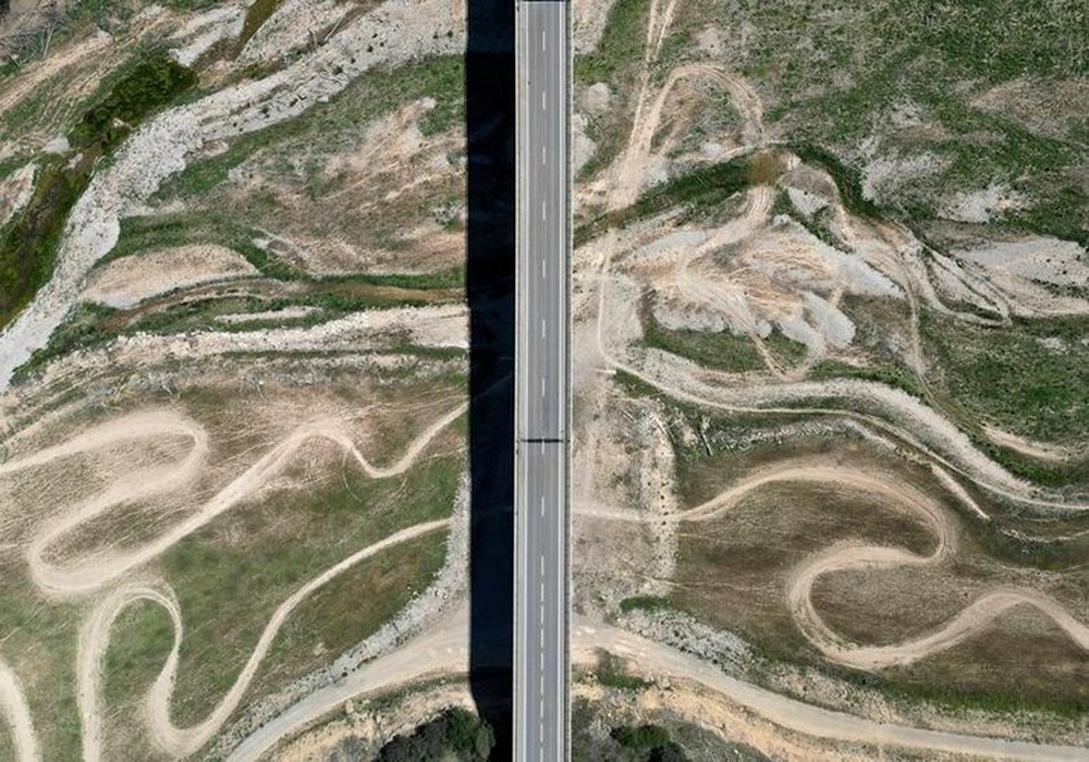 Hình ảnh đất tai nứt toác vì khô hạn ở Tây Ban Nha - Ảnh 2.