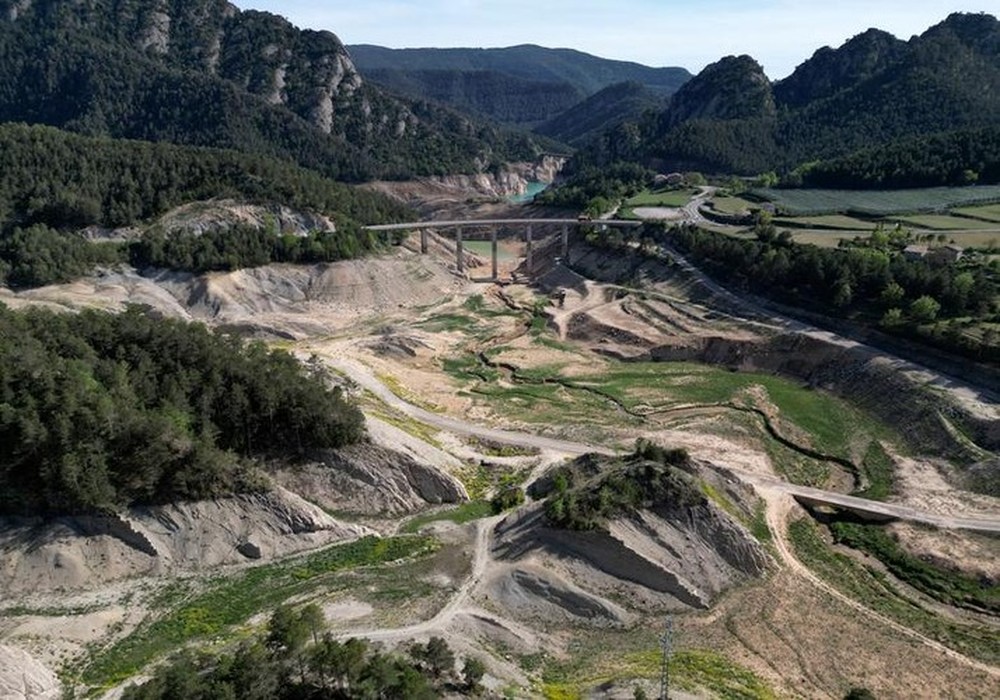 Hình ảnh đất tai nứt toác vì khô hạn ở Tây Ban Nha - Ảnh 5.