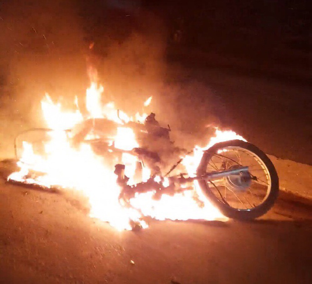 Thanh niên quê Đắk Lắk chửi bới, la hét rồi đốt xe máy tại Long An - Ảnh 1.