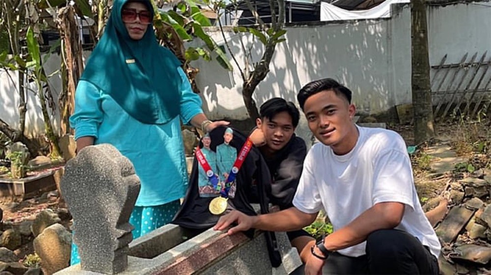 Xúc động cầu thủ U22 Indonesia khoe huy chương vàng SEA Games 32 trước mộ cha - Ảnh 1.