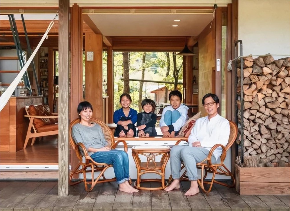 Gia đình 5 người ở trên núi suốt 10 năm, tự làm nhà để sống gần gũi với thiên nhiên - Ảnh 2.