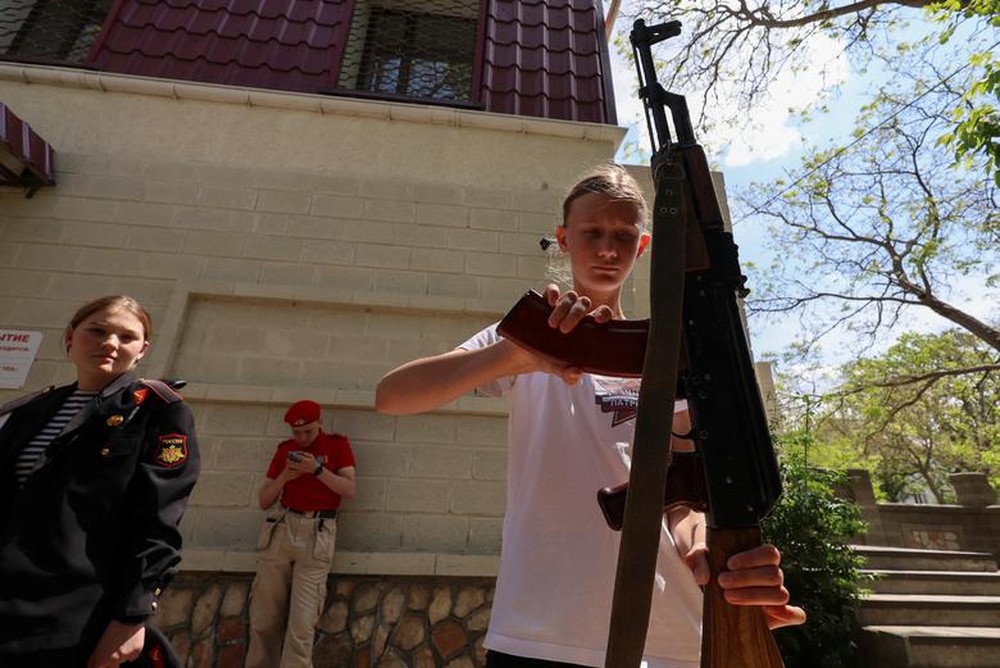 Giờ học quân sự ngoại khóa của trẻ em tại Crimea - Ảnh 1.