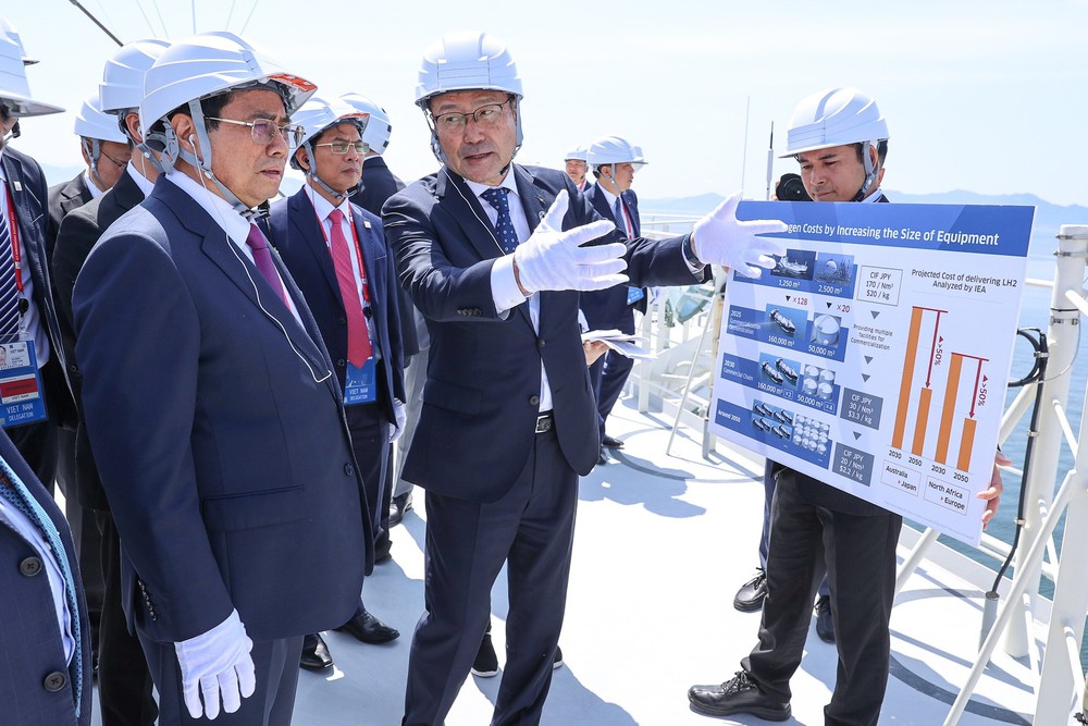 Thủ tướng thăm tàu vận chuyển hydro hóa lỏng đầu tiên trên thế giới - Ảnh 2.