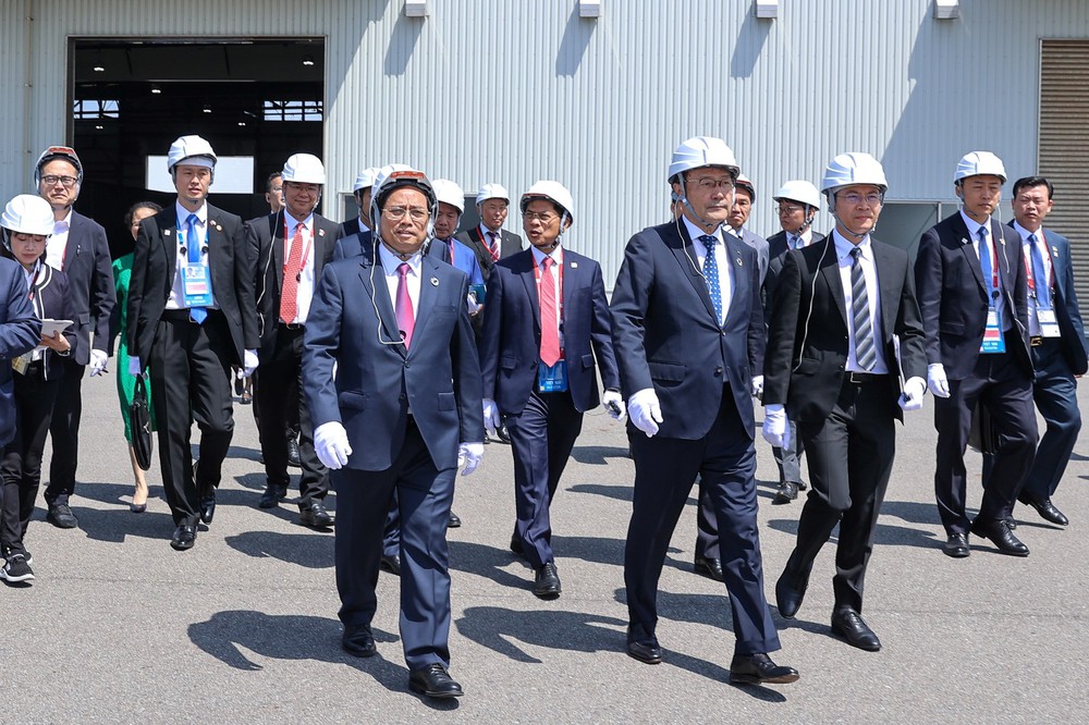 Thủ tướng thăm tàu vận chuyển hydro hóa lỏng đầu tiên trên thế giới - Ảnh 1.