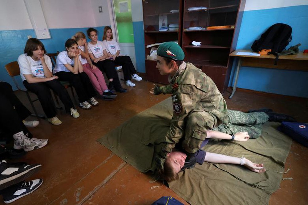 Giờ học quân sự ngoại khóa của trẻ em tại Crimea - Ảnh 4.