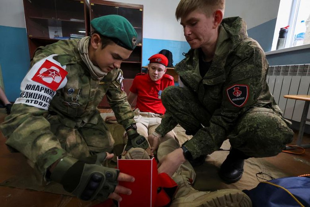 Giờ học quân sự ngoại khóa của trẻ em tại Crimea - Ảnh 3.