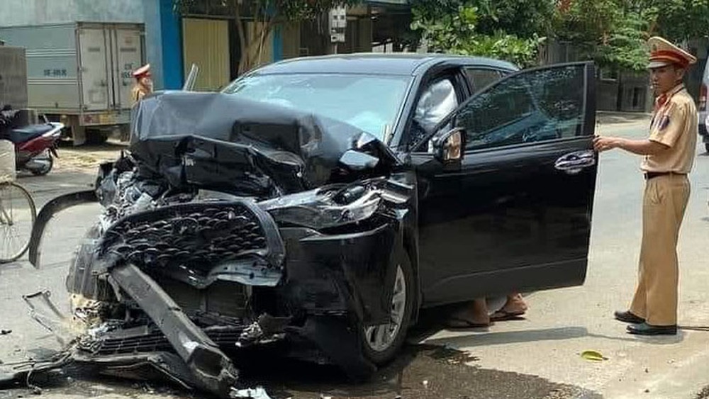 Đằng sau những bức ảnh TNGT: Lấn làn vượt ẩu, Toyota Corolla Cross đối đầu với xe khách - Ảnh 4.