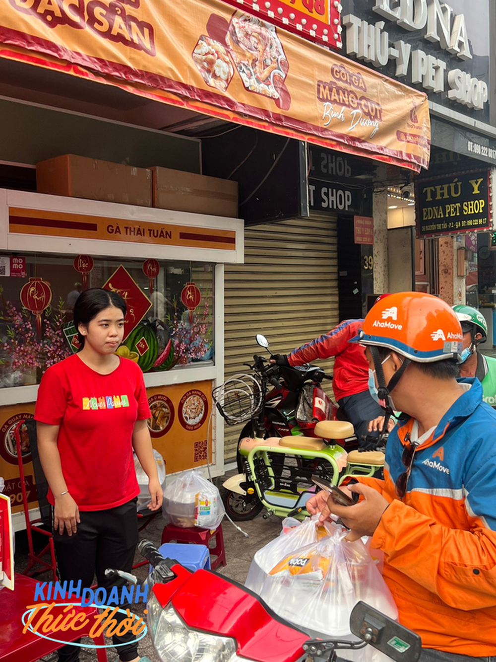 Tiệm gỏi gà măng cụt đắt khách nhất nhì tại TP.HCM: Luôn có shipper chờ lấy hàng, khách đi gần cả tiếng tìm mua
