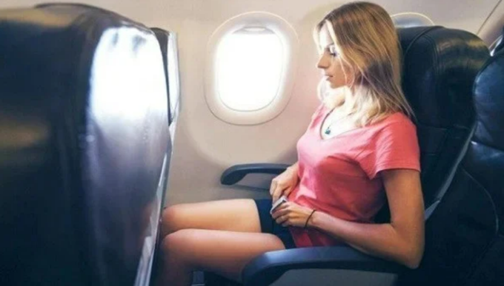 Vì sao đi máy bay không nên mặc váy ngắn? - Ảnh 1.