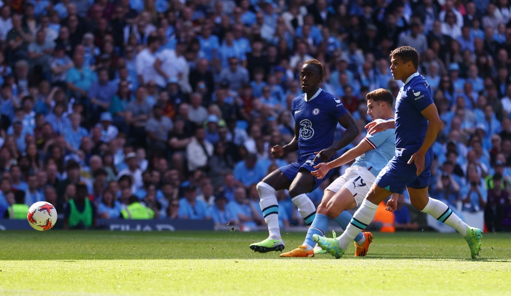 CĐV Man City tràn xuống sân ăn mừng chức vô địch Ngoại hạng Anh - Ảnh 1.