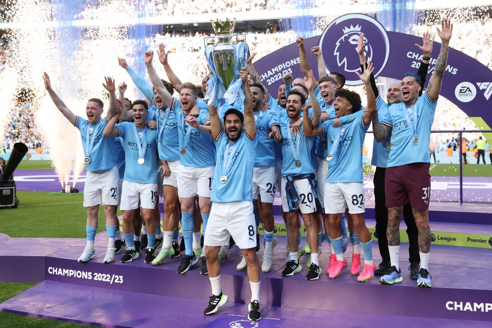CĐV Man City tràn xuống sân ăn mừng chức vô địch Ngoại hạng Anh - Ảnh 10.
