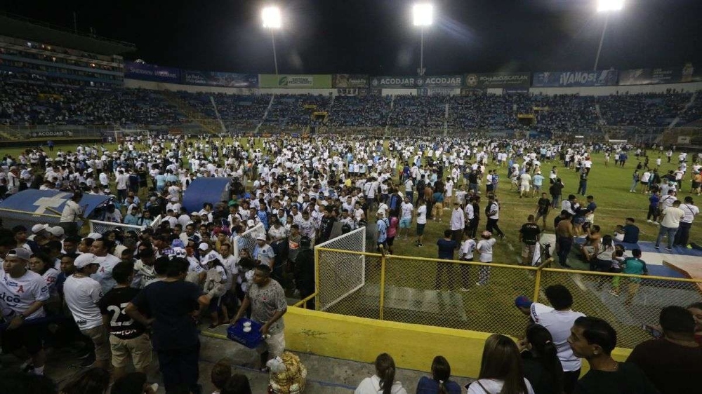 Chủ tịch FIFA chia buồn vụ giẫm đạp khiến 12 người thiệt mạng ở El Salvador - Ảnh 1.
