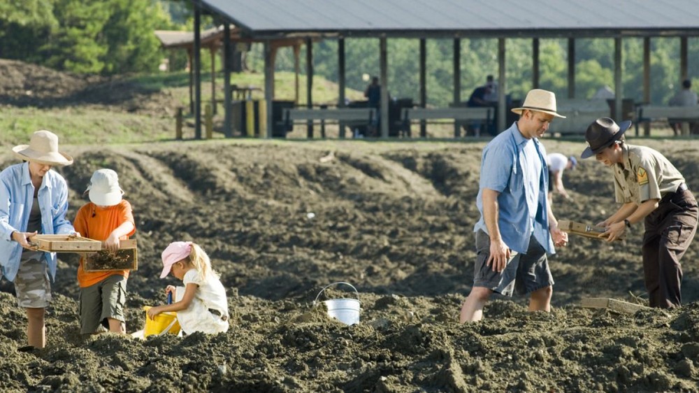 Anh nông dân dành cả thanh xuân để... mua đất, phát tài nhờ đụng trúng mỏ tiền lộ thiên: Mỗi ngày chỉ việc mở cửa cho người đến, ngồi không cũng có lãi - Ảnh 2.