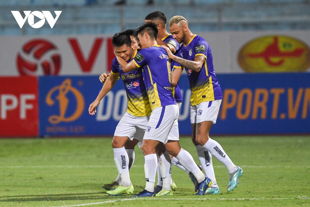 Bầu Hiển xuống sân đá bóng sau trận Hà Nội FC 1-1 Đà Nẵng - Ảnh 7.