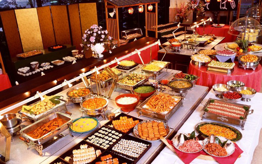 Khách mua 1 suất buffet hơn 110.000 đồng nhưng 3 người ăn, có thái độ gay gắt khi bị nhắc nhở - Ảnh 1.