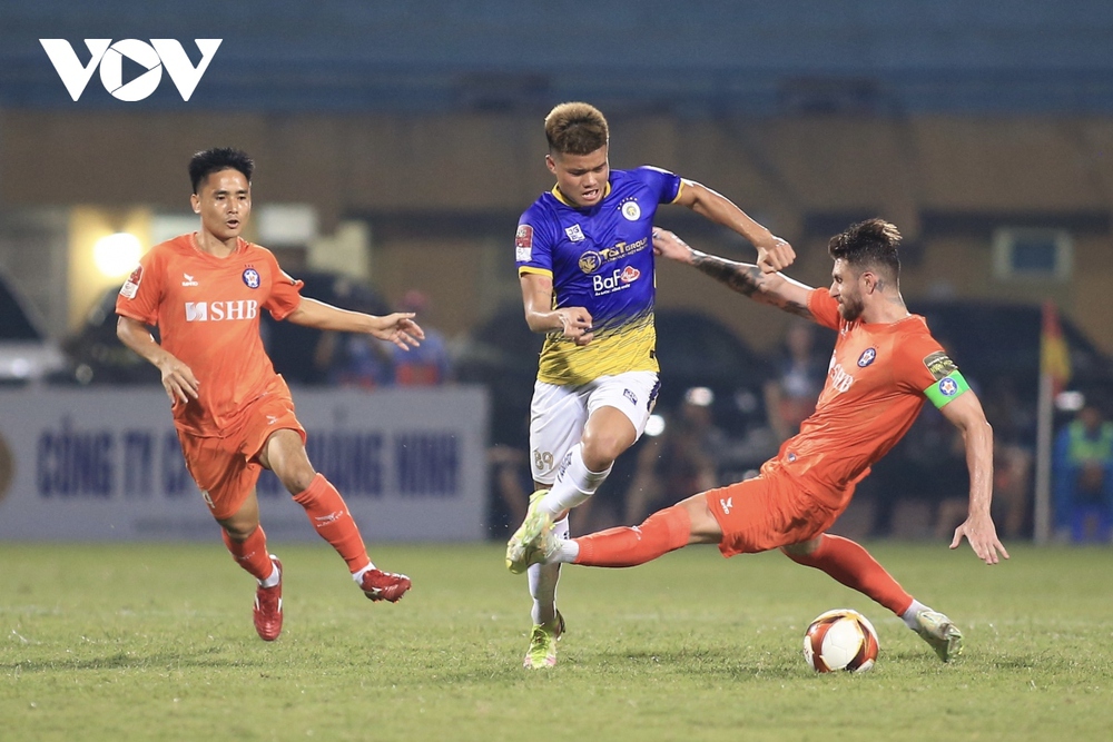 Bầu Hiển xuống sân đá bóng sau trận Hà Nội FC 1-1 Đà Nẵng - Ảnh 6.