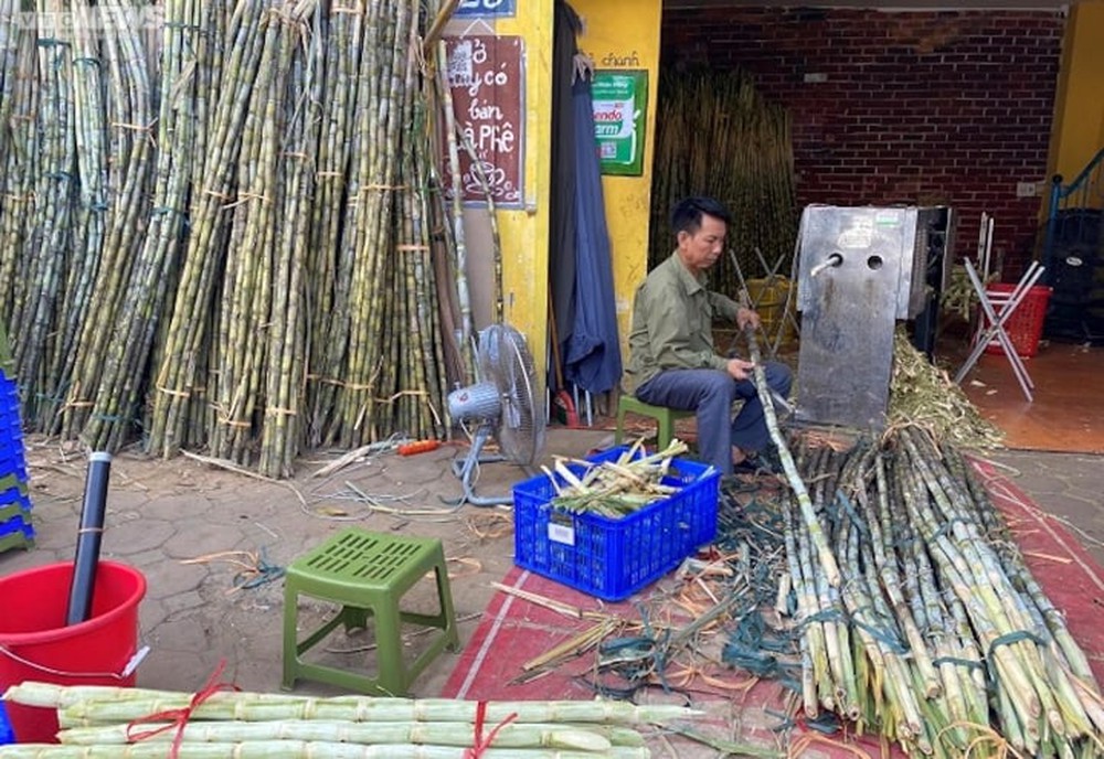 Nắng nóng kỷ lục ở Hà Nội, nhiều dịch vụ bội thu vì khách tăng đột biến - Ảnh 3.