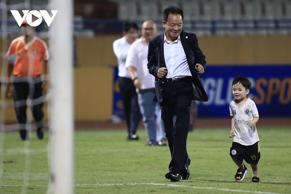 Bầu Hiển xuống sân đá bóng sau trận Hà Nội FC 1-1 Đà Nẵng - Ảnh 2.