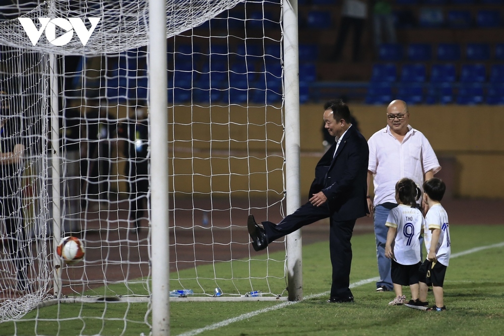 Bầu Hiển xuống sân đá bóng sau trận Hà Nội FC 1-1 Đà Nẵng - Ảnh 1.