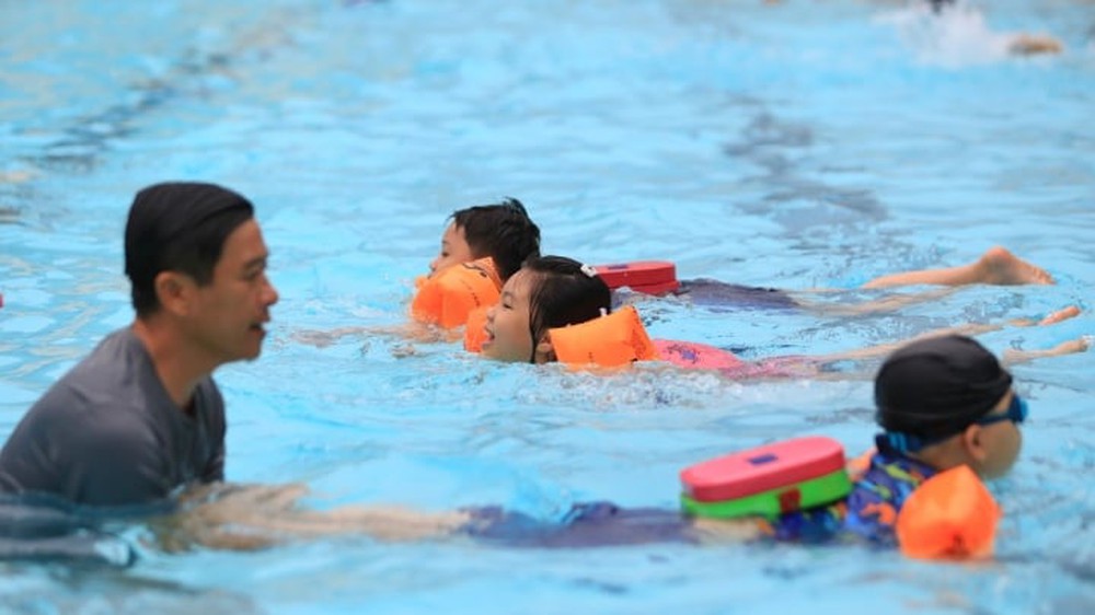 Những nguyên tắc an toàn khi cho trẻ đi bơi phụ huynh không nên bỏ qua - Ảnh 3.