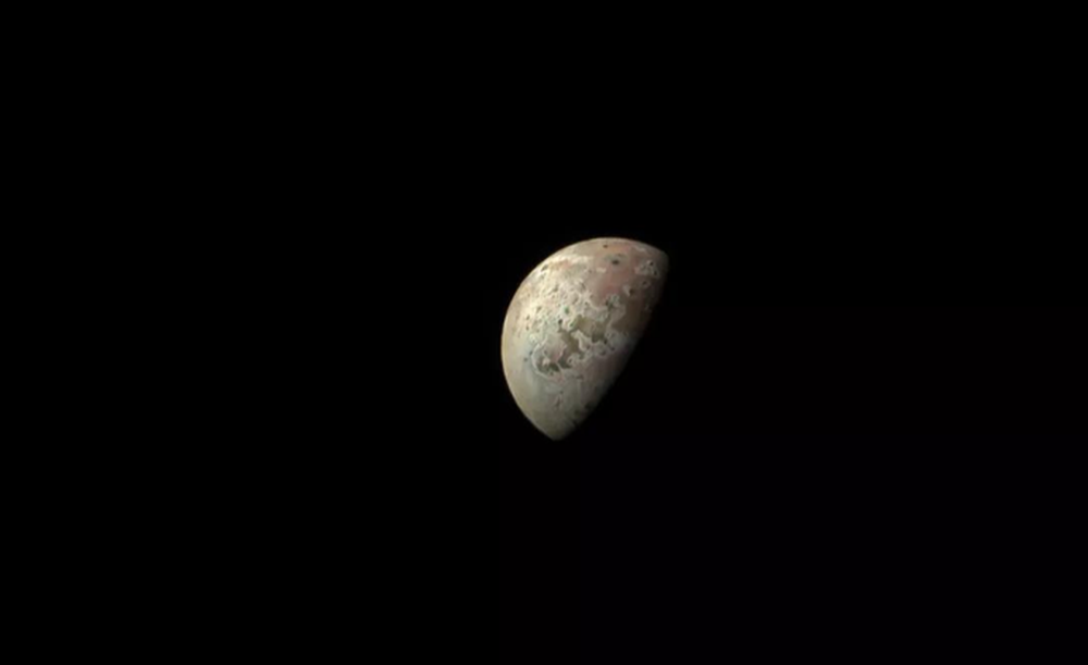 NASA chụp cận cảnh mặt trăng bị tra tấn bởi hành tinh mẹ - Ảnh 2.