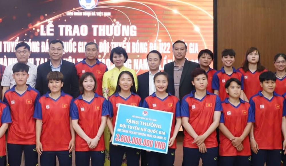 Đội tuyển nữ Việt Nam nhận 5,8 tỷ đồng tiền thưởng sau SEA Games 32 - Ảnh 1.