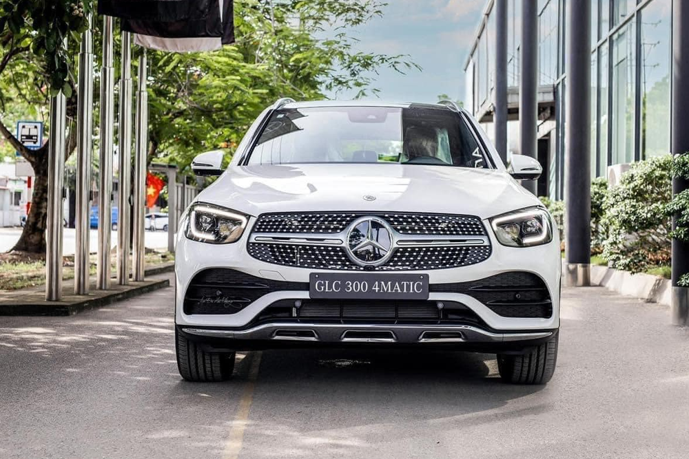 Mercedes-Benz GLC bản cũ xả hàng, giảm mạnh 400 triệu tại đại lý, bản cao nhất còn hơn 2,2 tỷ - Ảnh 1.