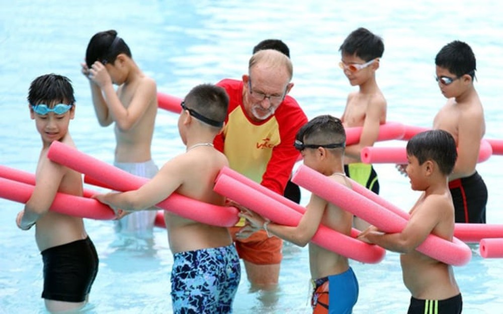 Những nguyên tắc an toàn khi cho trẻ đi bơi phụ huynh không nên bỏ qua - Ảnh 2.