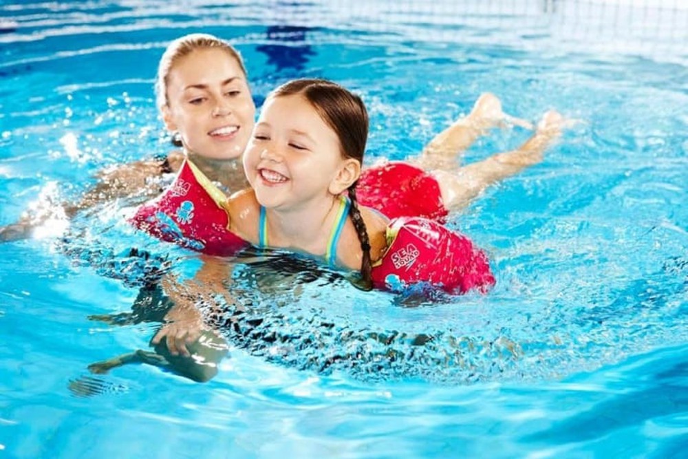 Những nguyên tắc an toàn khi cho trẻ đi bơi phụ huynh không nên bỏ qua - Ảnh 1.