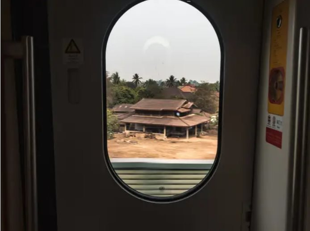 Trải nghiệm tuyến đường sắt 6 tỷ USD của Lào do Trung Quốc tài trợ: Nhà ga hoành tráng như sân bay, dịch vụ miễn chê so với giá vé, dân địa phương gật gù hài lòng - Ảnh 9.